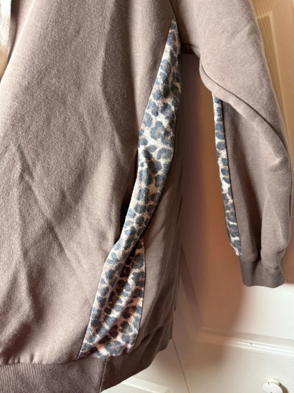 Zenana Outfitters contrast leopard print longline hoodie sweatshirt - Picture 4 of 6
